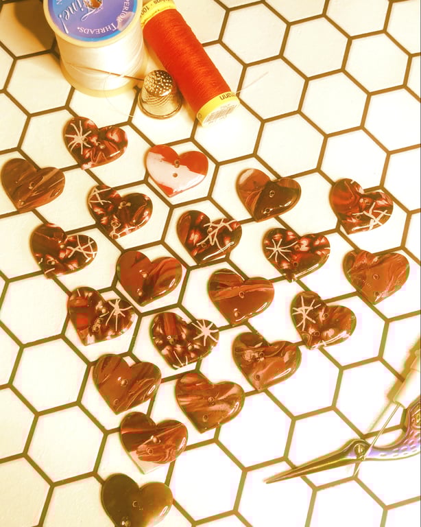 Perfectly Imperfect Heart buttons - 30mm - red marble effect