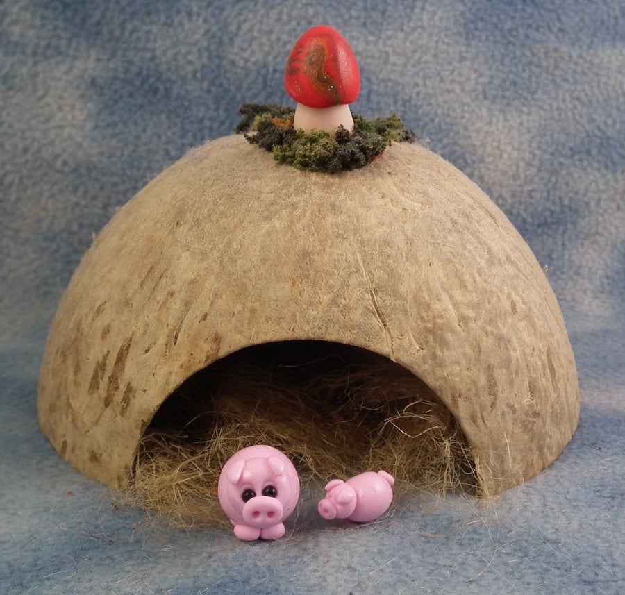 Spring Sale ... Pig Pen with Mama and baby pig OOAK Sculpt