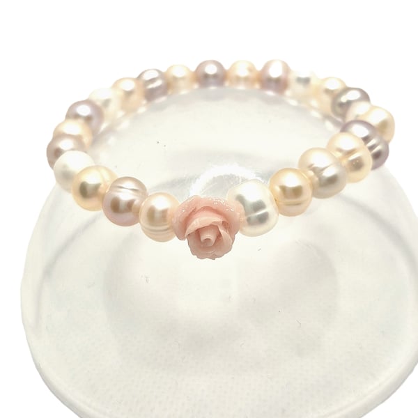 Freshwater pearl stretchy bracelet with pink murano glass rose