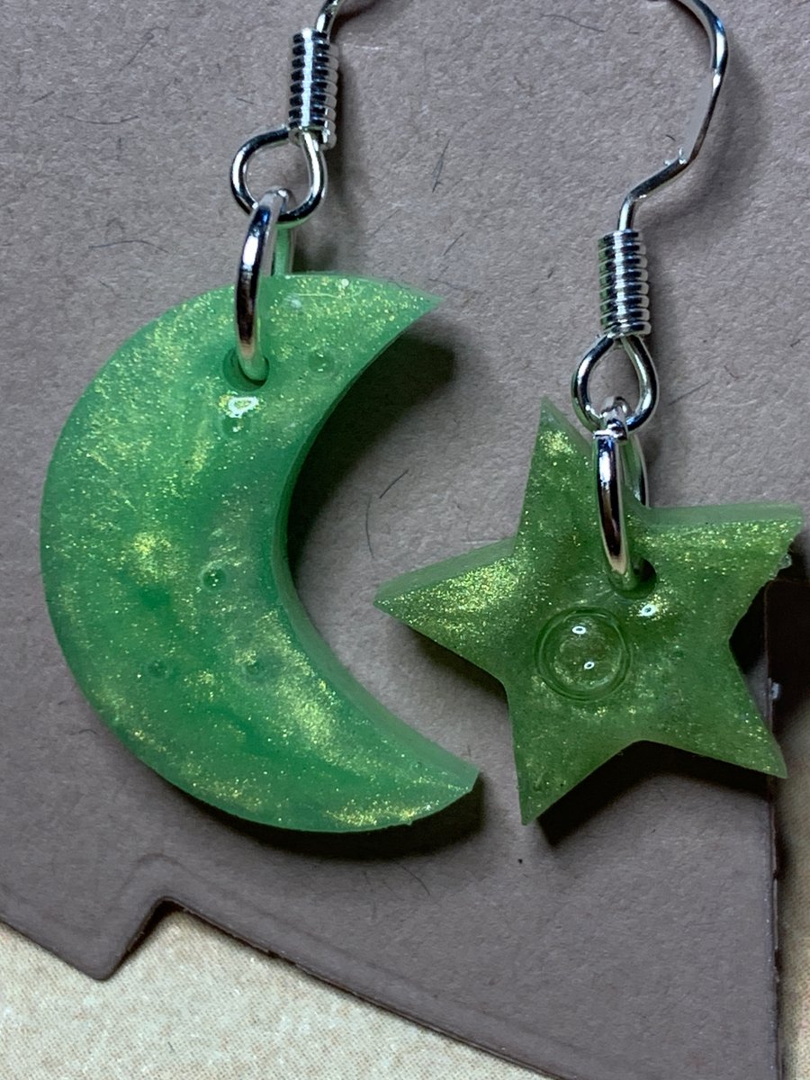 Beautiful metallic green asymmetric earrings 