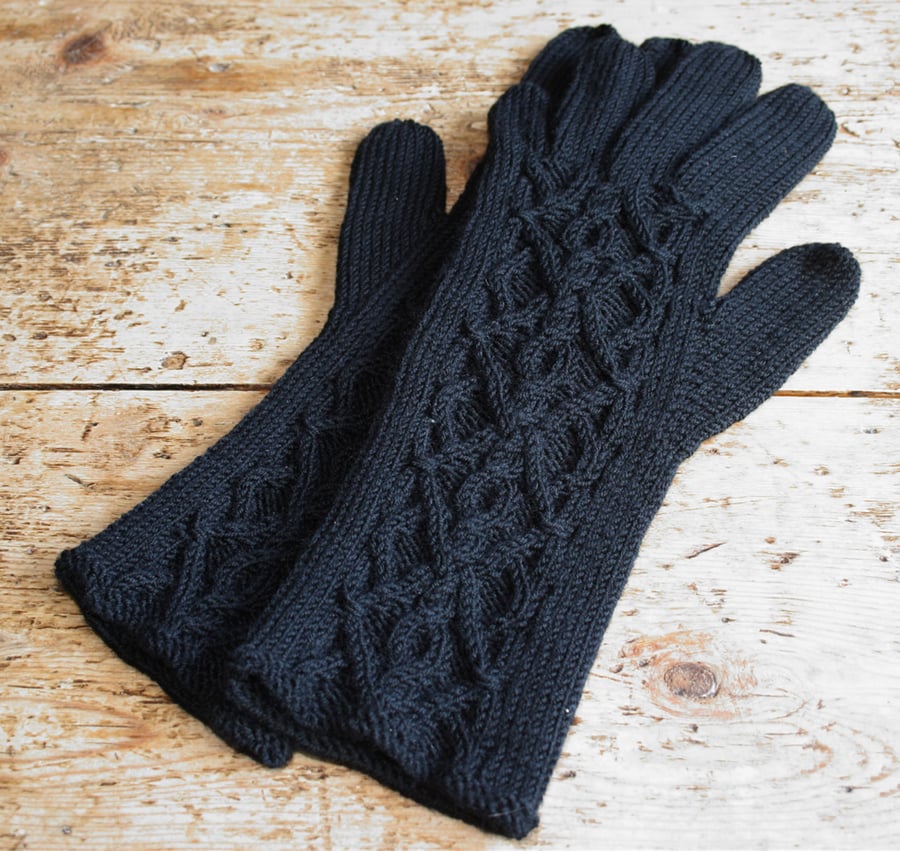 Women's merino wool gloves with cable pattern, black