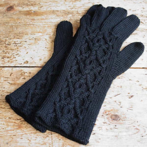 Women's merino wool gloves with cable pattern, black