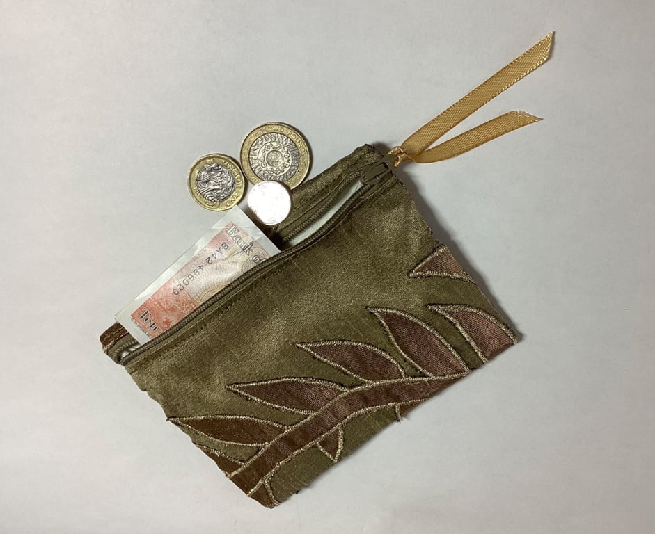 Purse, zipped for coins and notes
