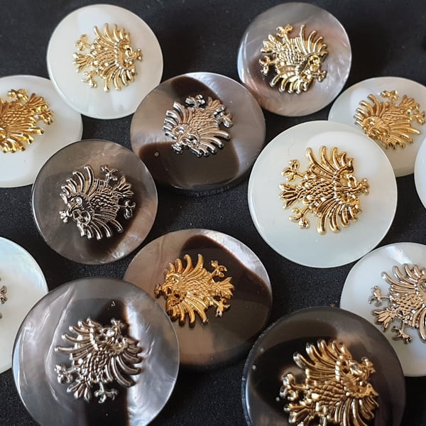 15mm and 18mm Vintage Italian buttons in a choice of 2 bases and 2 centres