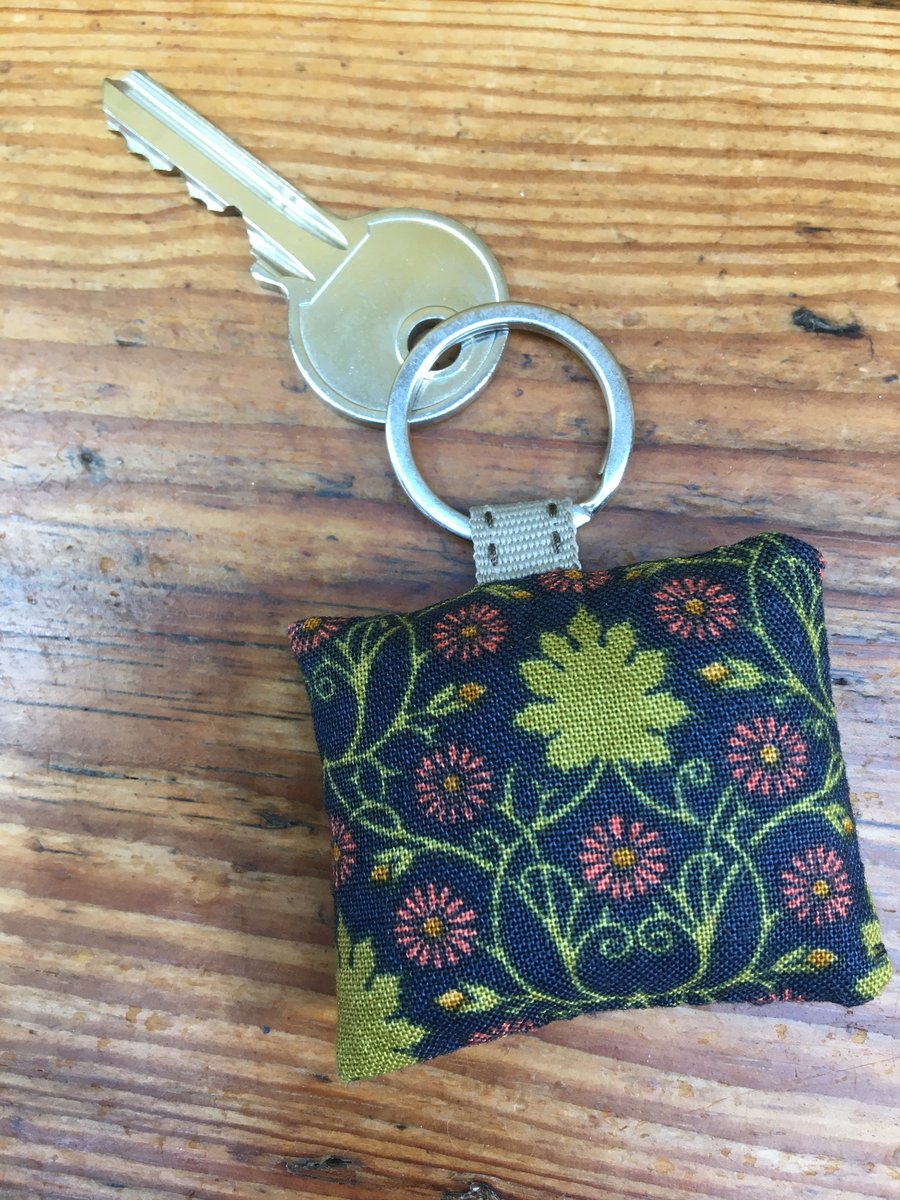 Keyring - Vine leaves & flowers William Morris style fabric - Lavender filled