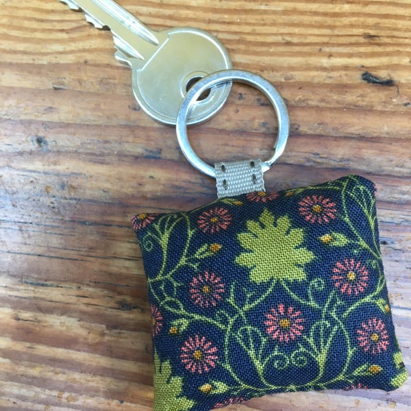 Keyring - Vine leaves & flowers William Morris style fabric - Lavender filled