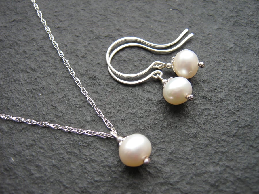 Ivory Pearl Jewellery Set - Necklace and Earrings