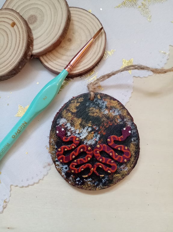 Double snake hanging woodslice decoration 