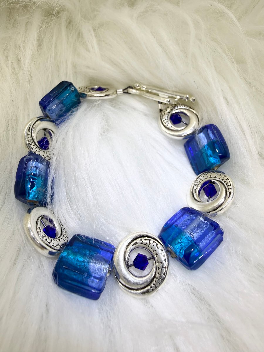 Blue glass beaded bracelet 