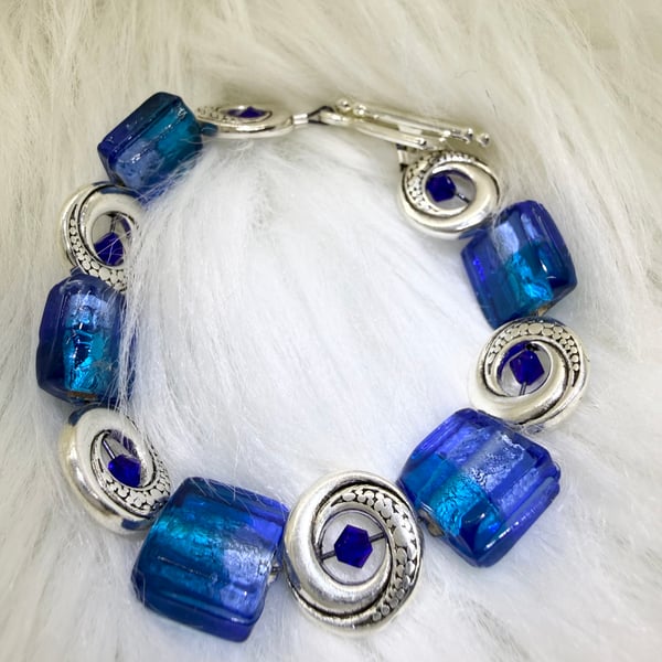 Blue glass beaded bracelet 
