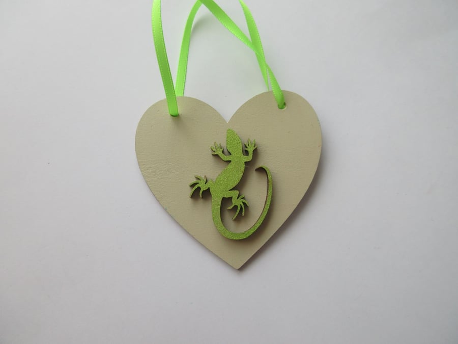 Lizard Reptile Newt Hanging Decoration Heart Cream Lime Green