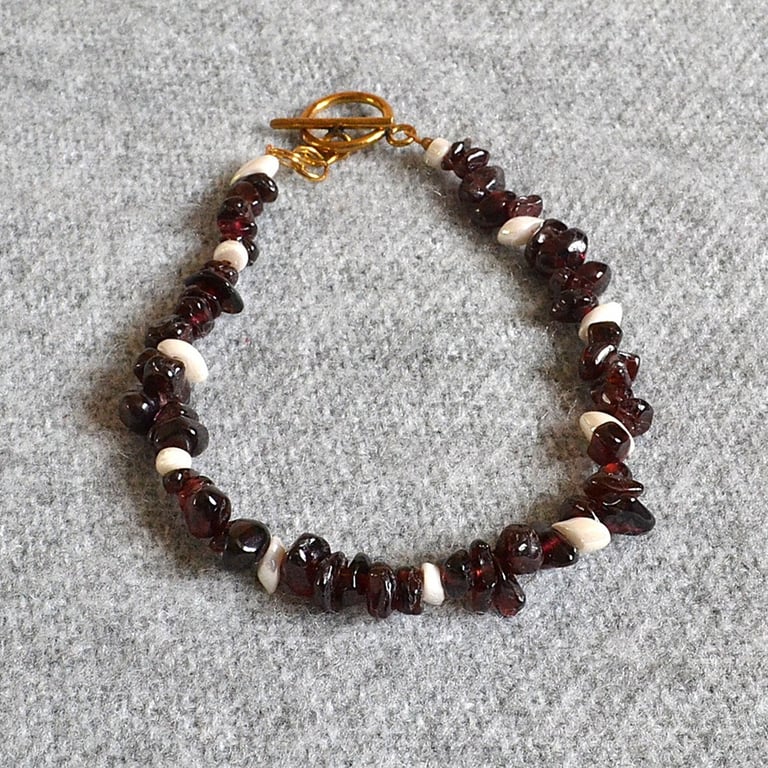 Garnet Chip Bracelet with White Long Magatama Accent Beads