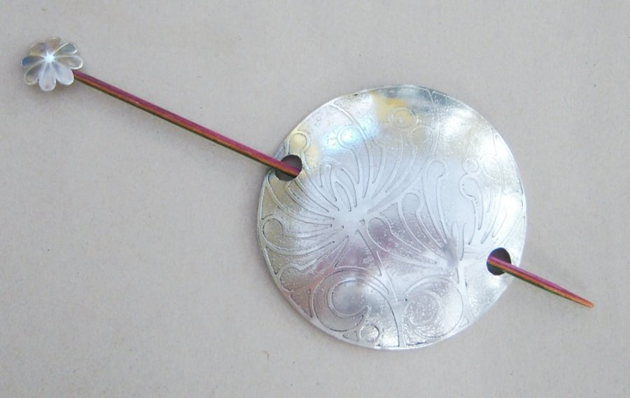 Shawl pin with agapanthus flower design