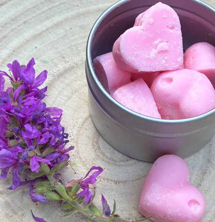 Tin of Eight Soy Wax Heart Melts - Sugared Almond Scent
