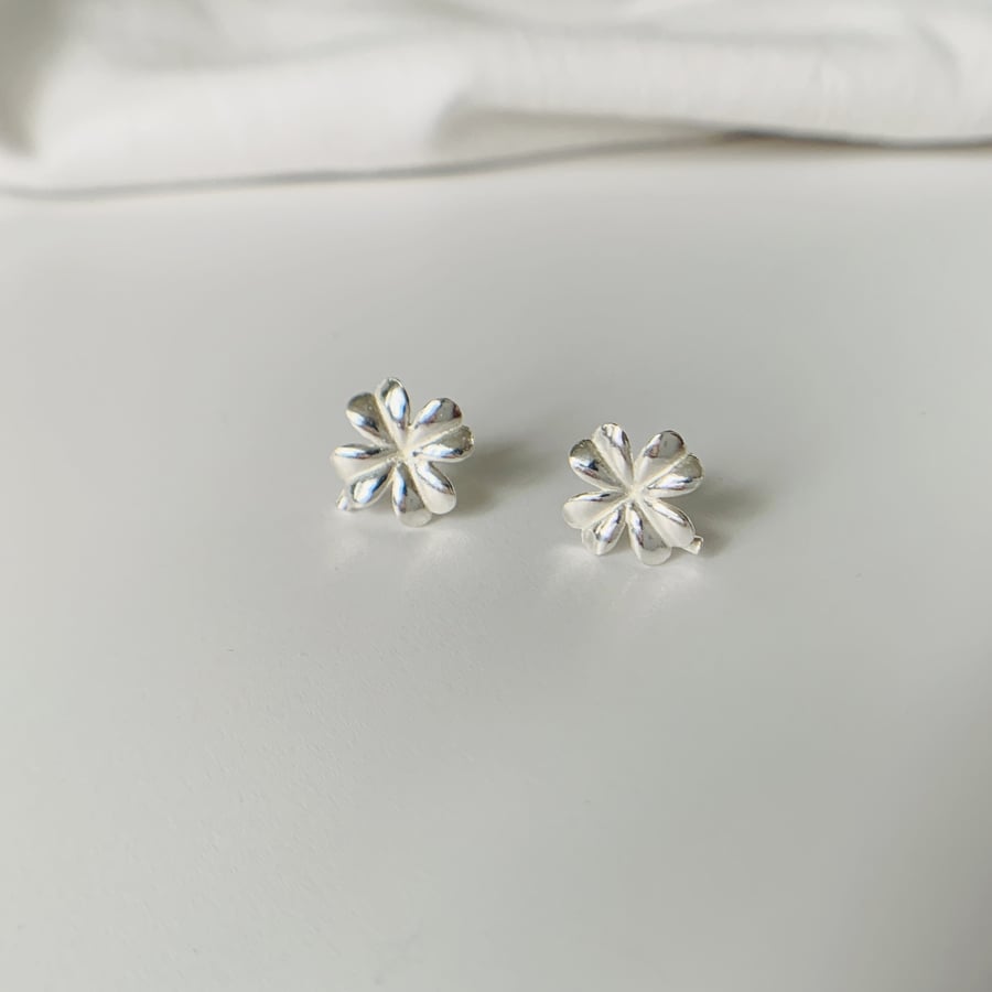 Clover stud earrings - sterling silver