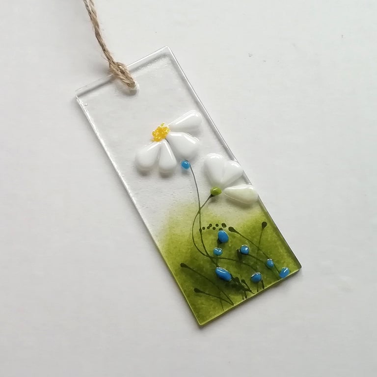 Fused Glass Daisy Suncatcher: Spring Floral Window Hanging