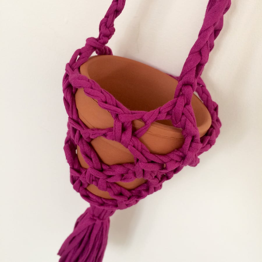 Crochet hanging plant pot - magenta