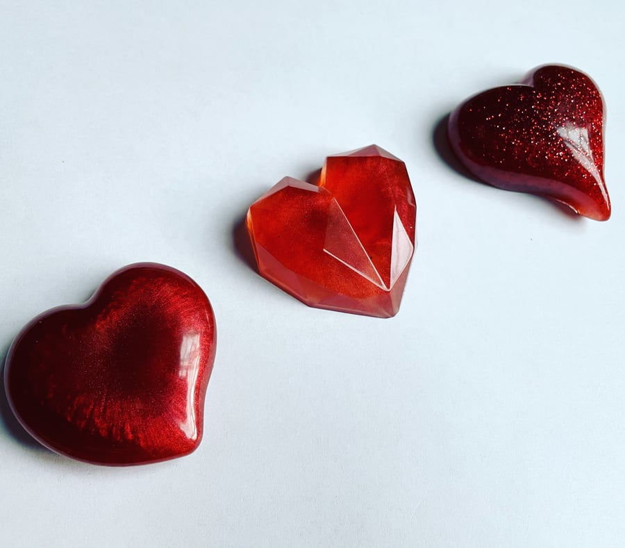 Set of 3 resin hearts 