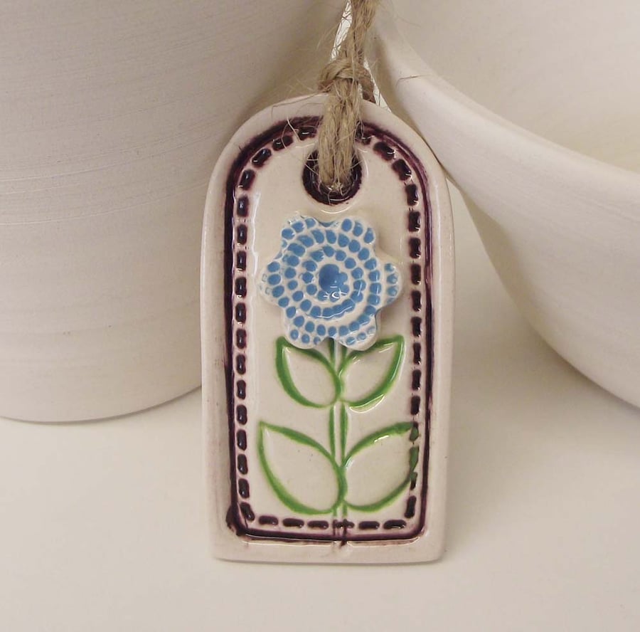 Small ceramic gift tag decoration with flower