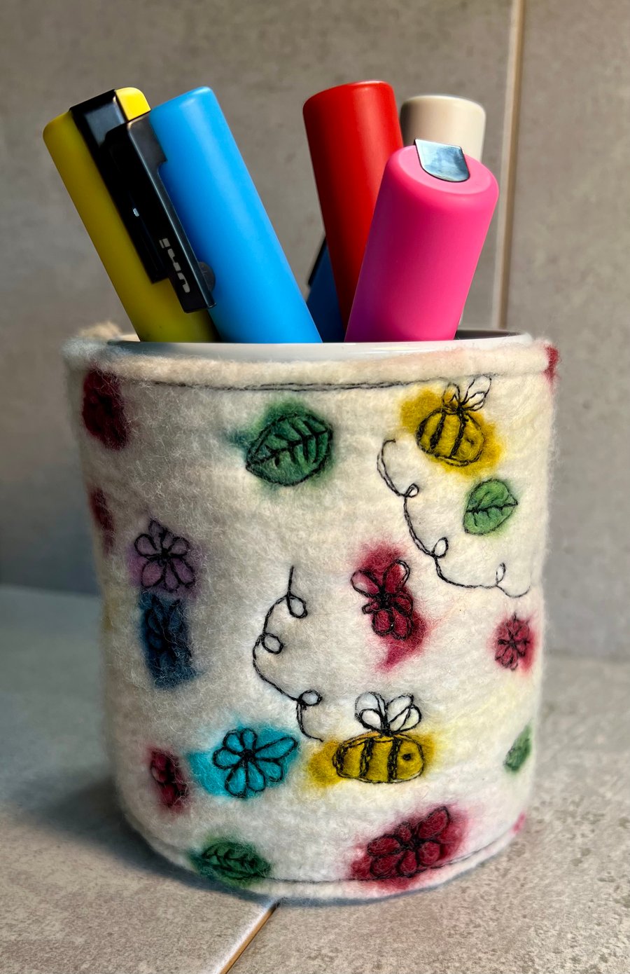Bees and flowers pen pot