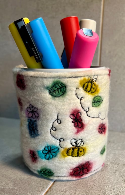 Bees and flowers pen pot
