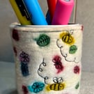 Bees and flowers pen pot