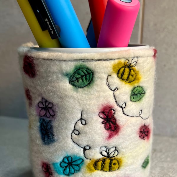 Bees and flowers pen pot