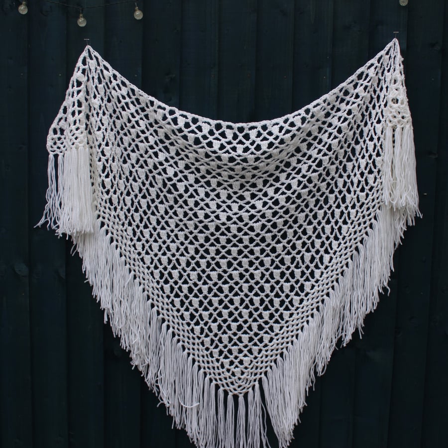 Fringed triangular white crochet lace shawl in 100% Acrylic - Design A444