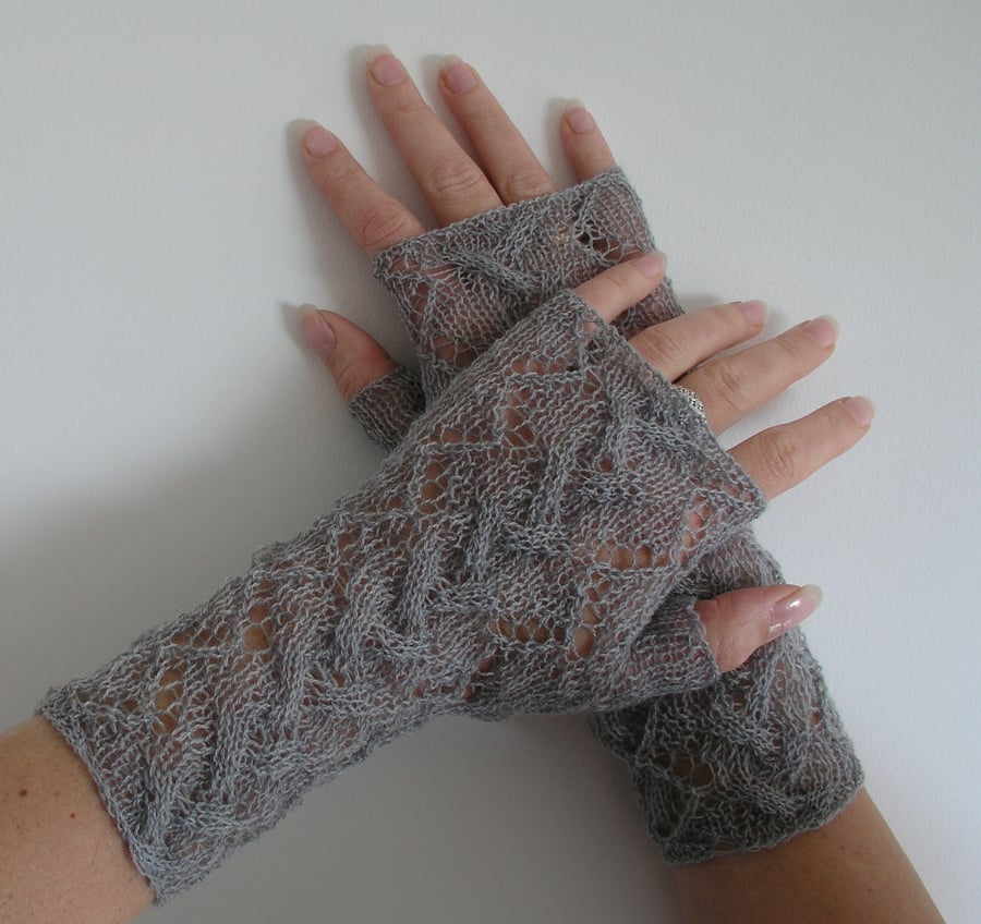 Lace fingerless gloves