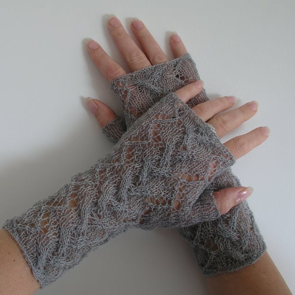 Lace fingerless gloves