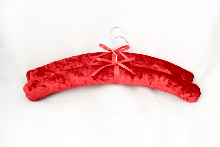 Padded coat hangers in red velvet