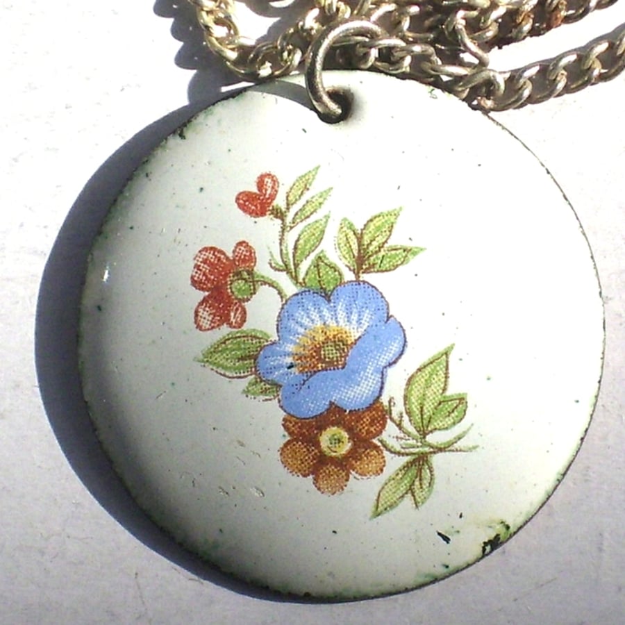 round pendant - white with transfer flowers No1