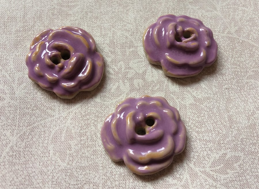 Set of 5 ceramic lilac flower buttons