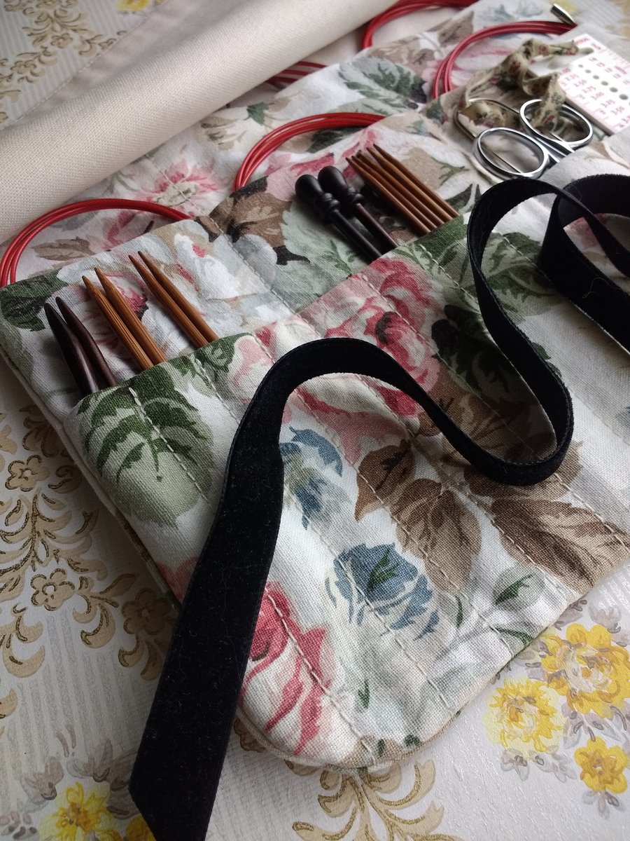 "Judit" knitting needle wrap