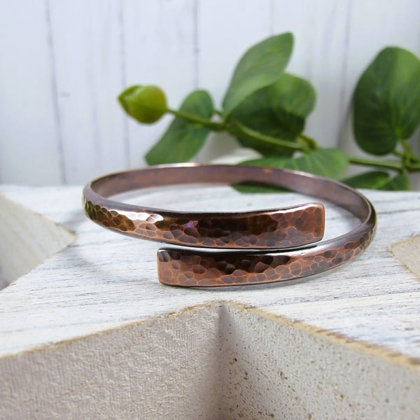 Bangle, Copper Rustic Hammered Overlap Style. Size 19cms