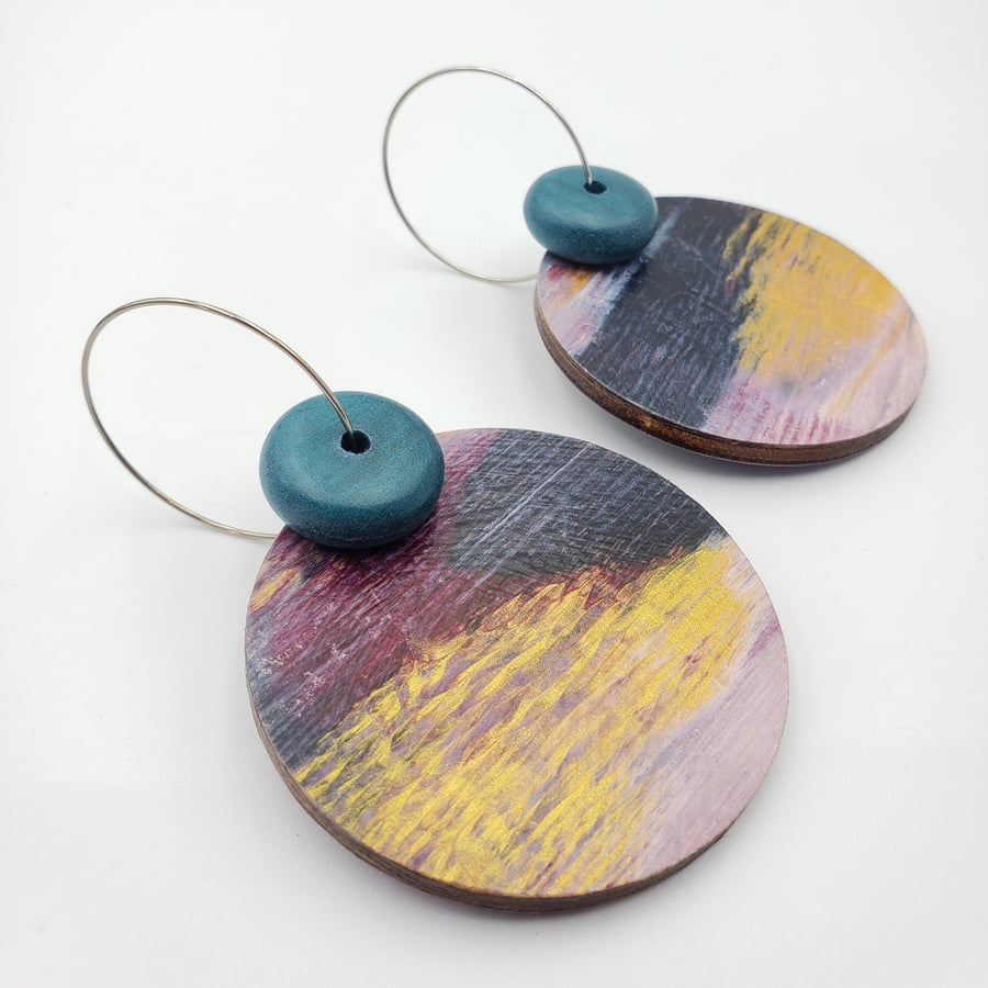 Multicoloured printed wooden earring with a touch of gold
