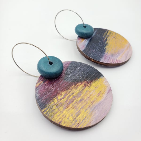 Multicolored printed wooden earring with a touch of gold
