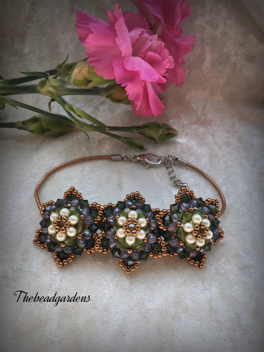 Leather bracelet with beaded flowers 