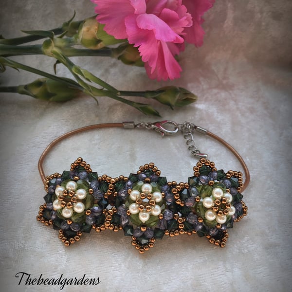 Leather bracelet with beaded flowers 