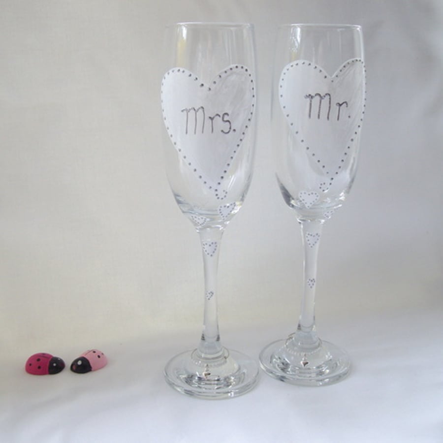 Mr & Mrs Wedding Champagne Flutes & Charms