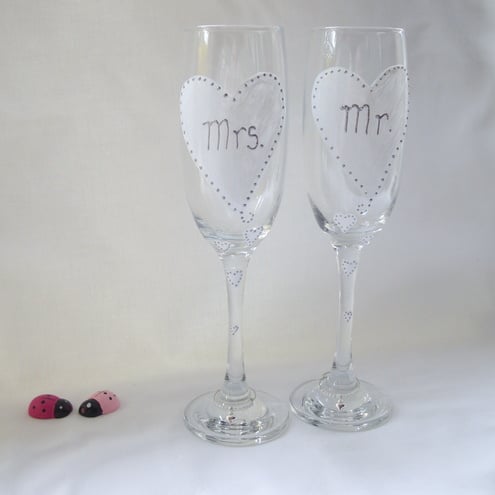 Mr & Mrs Wedding Champagne Flutes & Charms