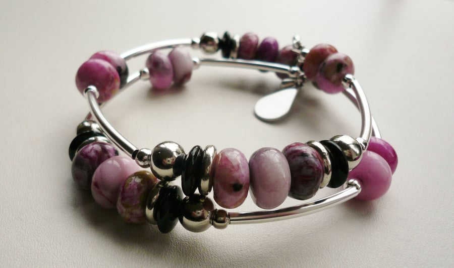 Dyed Pink Spider Web Jasper Bead Wrap Around Memory Wire Bracelet   KCJ1027 