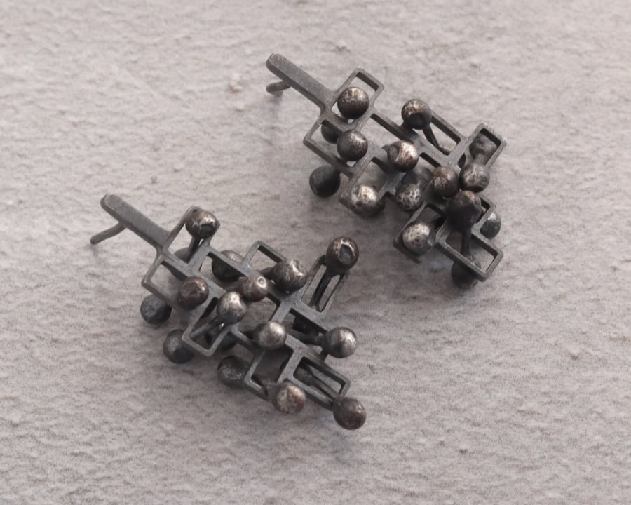 Stud earrings, large fidget mindful silver style 2.
