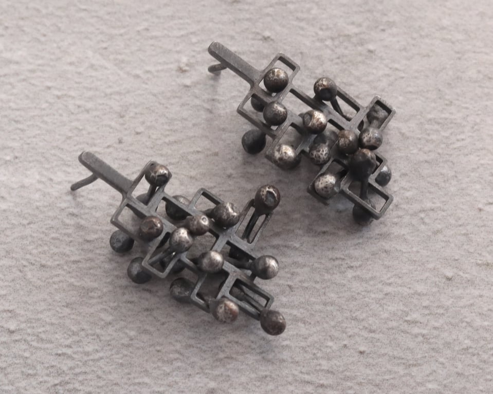 Stud earrings, large fidget mindful silver style 2.