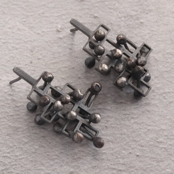 Stud earrings, large fidget mindful silver style 2.