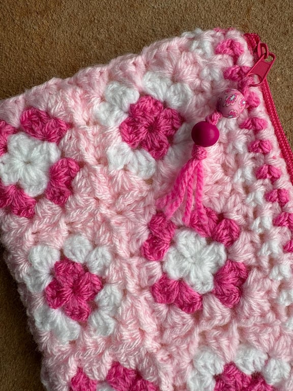 Handmade crochet pouch (22 x 12.5 cm) with zipper fastening.