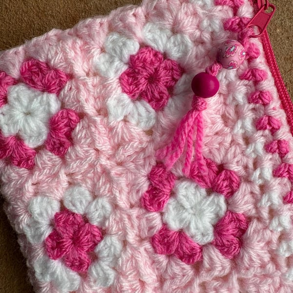 Handmade crochet pouch (22 x 12.5 cm) with zipper fastening.