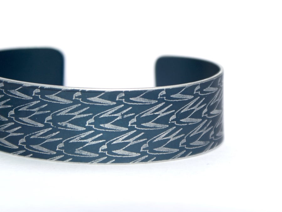 Geometric swallow pattern cuff bracelet grey