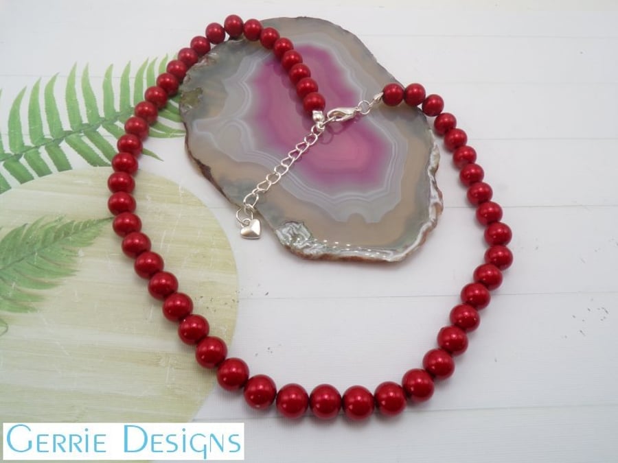 Red Round Pearl Effect & Silver Beaded Necklace. 