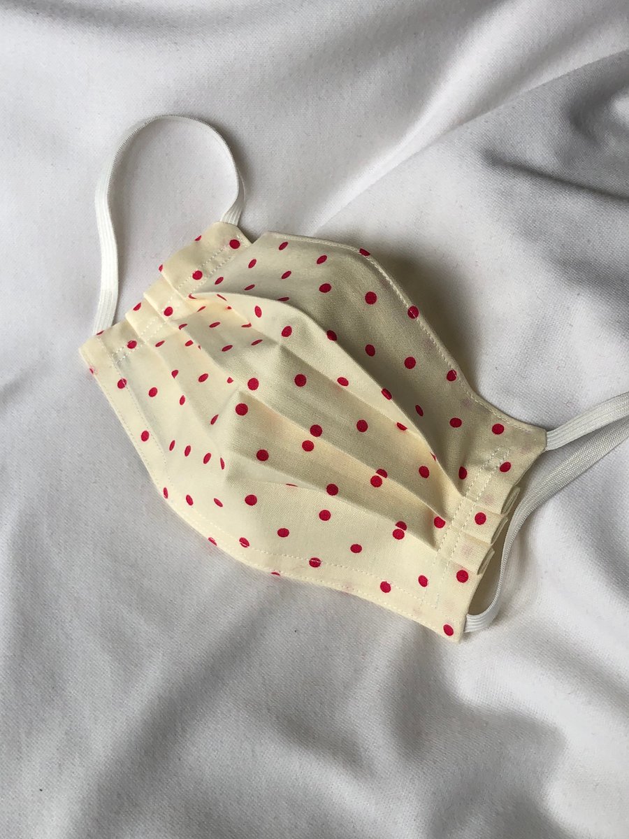 Fabric face mask with filter ( polka dot in cream )
